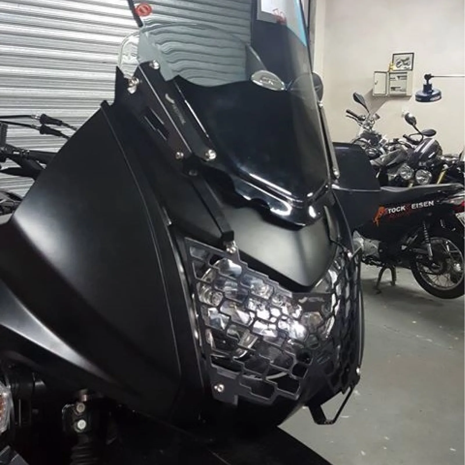 Cubre óptica delantera