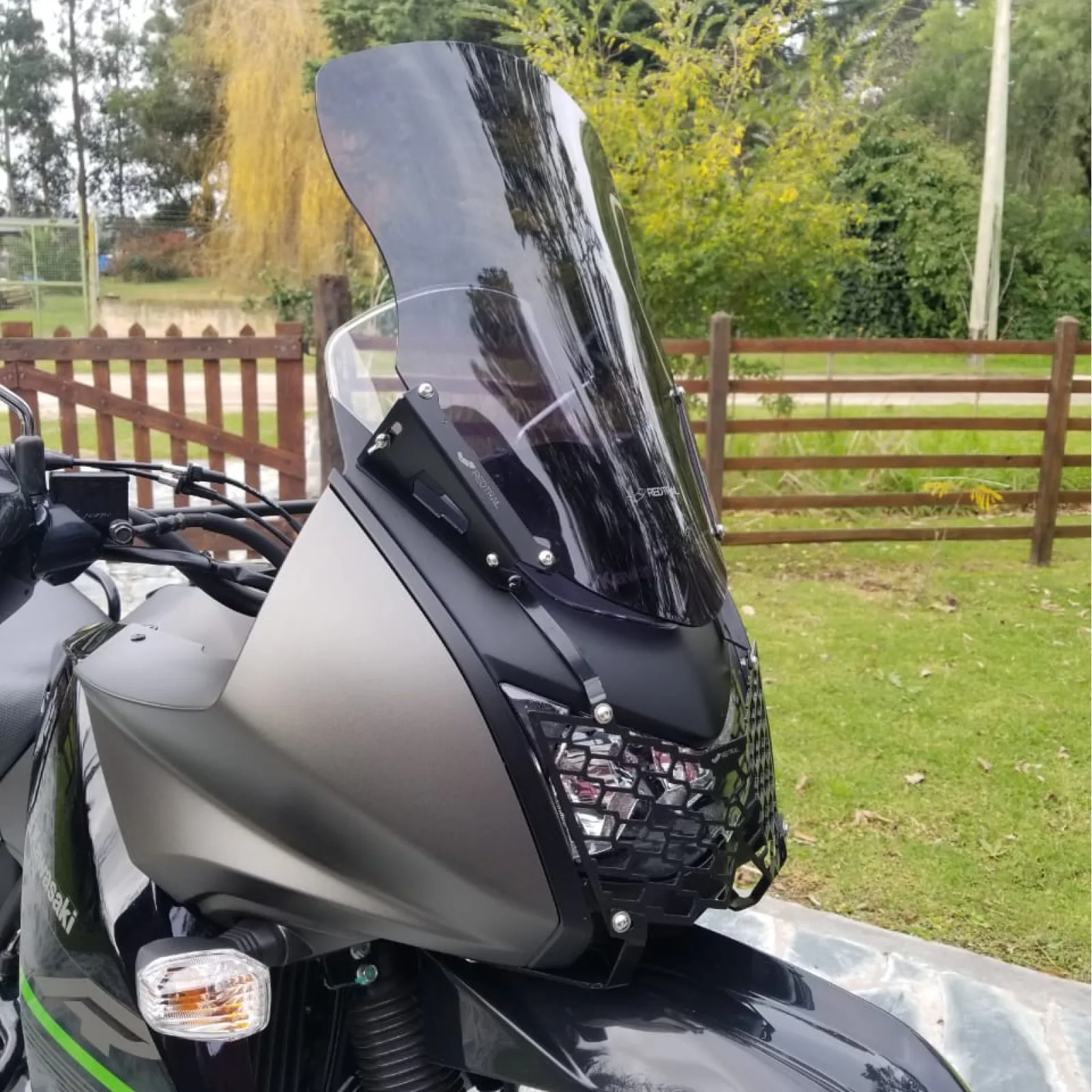 Cubre óptica delantera