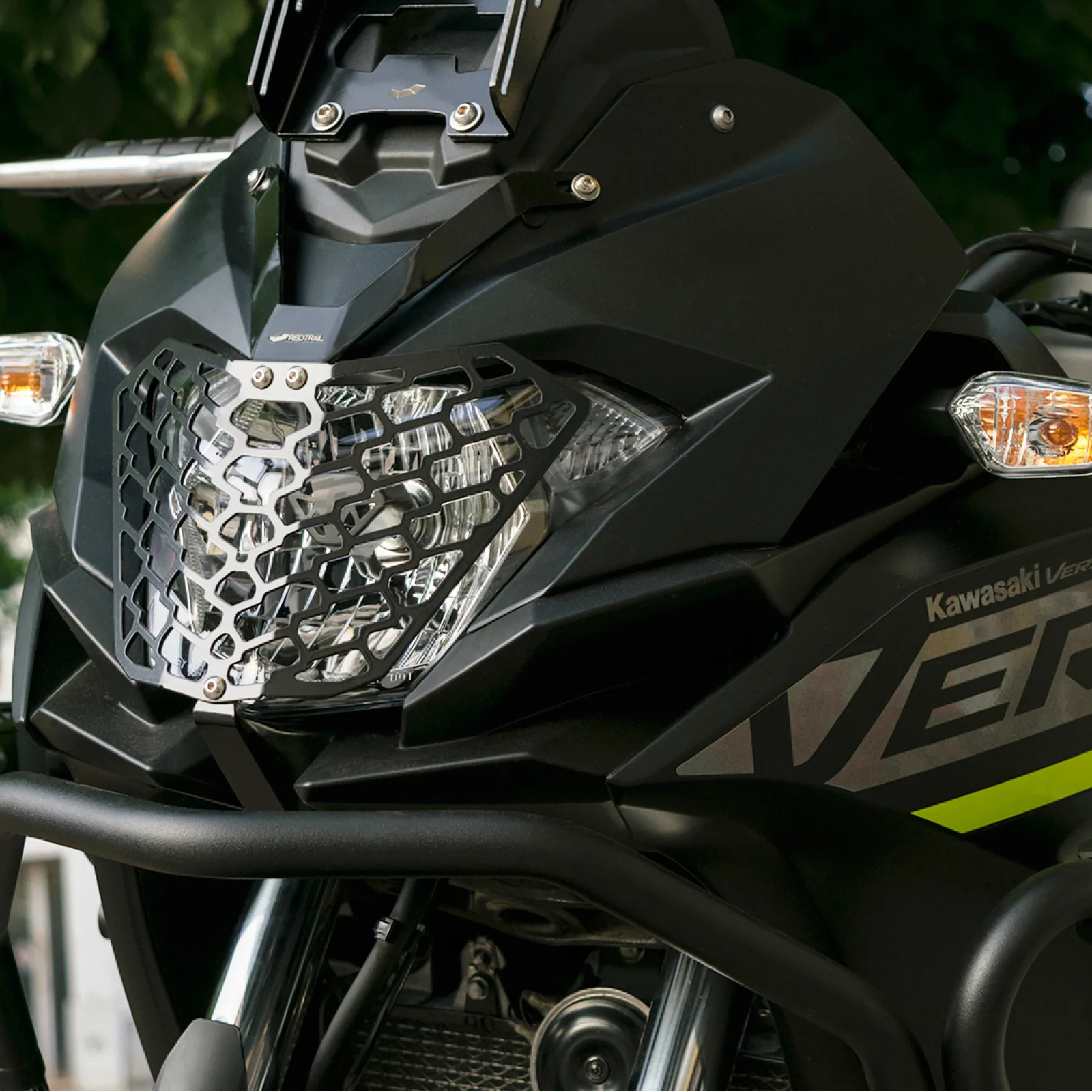 Cubre óptica delantera