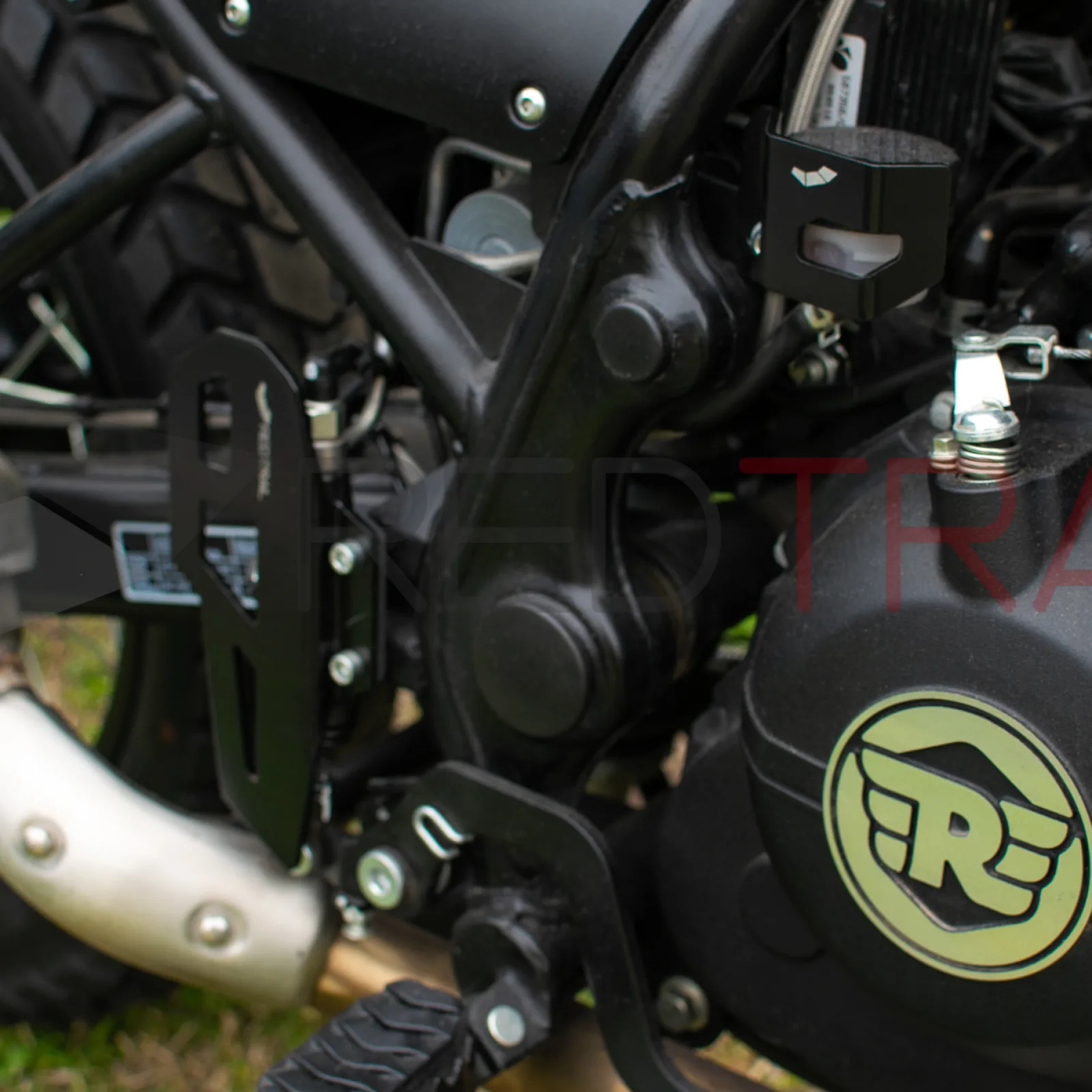 Protector de Reservorio de Freno Trasero