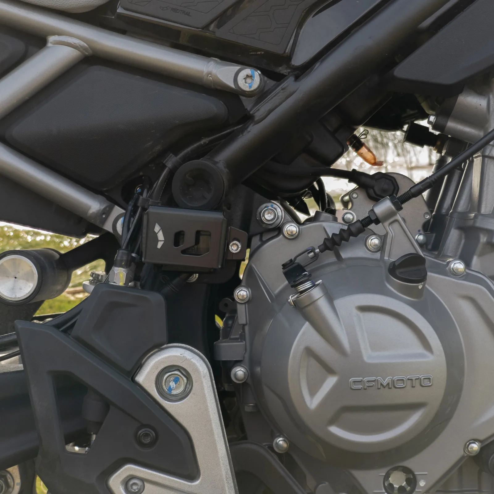 Protector de Reservorio de Freno Trasero